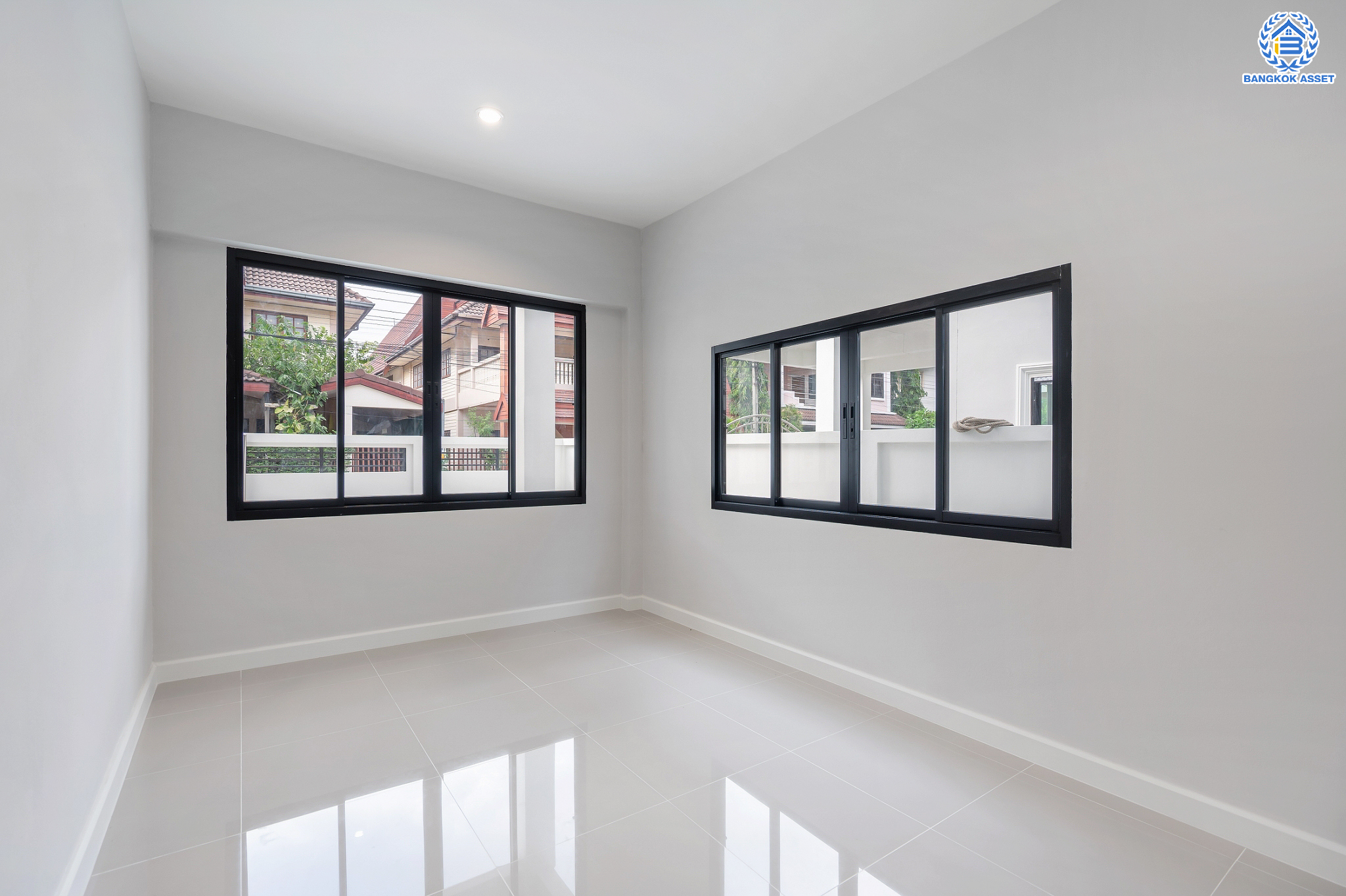 บ้านมือสองตกแต่งใหม่ ม.บูรพา12 ดอนเมือง บ้านเดี่ยว เนื้อที่ 50 ตร.ว. ฟังก์ชัน 4 ห้องนอน 2 ห้องน้ำ จอดรถได้ 2 คัน บนทำเลดีที่สุด ใกล้สนามบินดอนเมือง ทางด่วน "ศรีสมาน" และรถไฟฟ้าสายสีแดง "สถานีดอนเมือง"